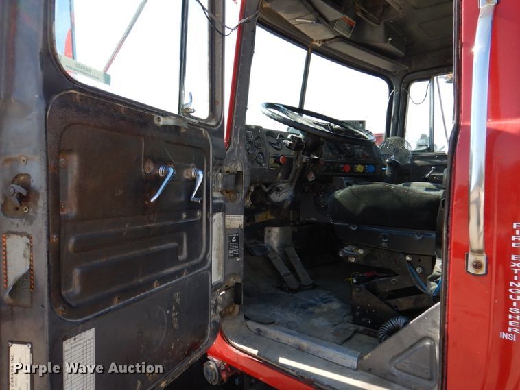 image for item KA9433 1992 Mack RD690S  semi truck