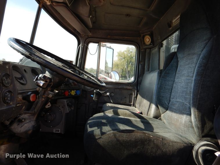 image for item KA9433 1992 Mack RD690S  semi truck