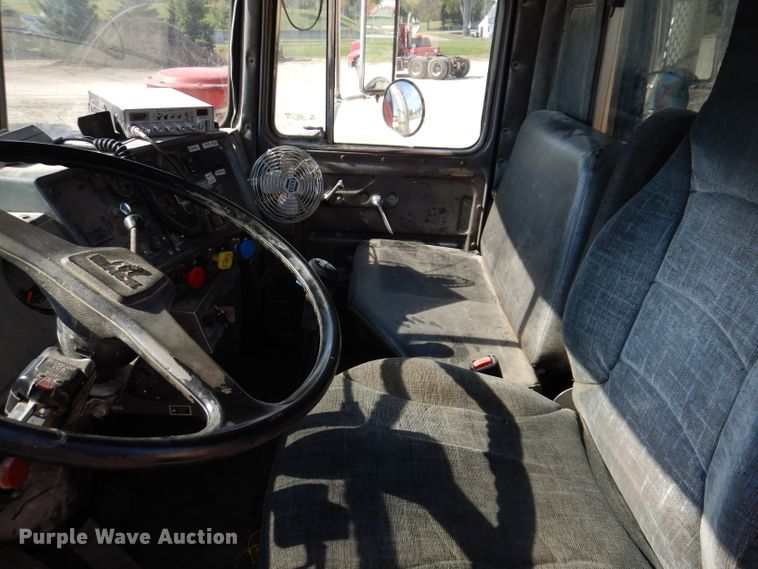 image for item KA9433 1992 Mack RD690S  semi truck