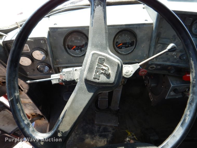 image for item KA9433 1992 Mack RD690S  semi truck