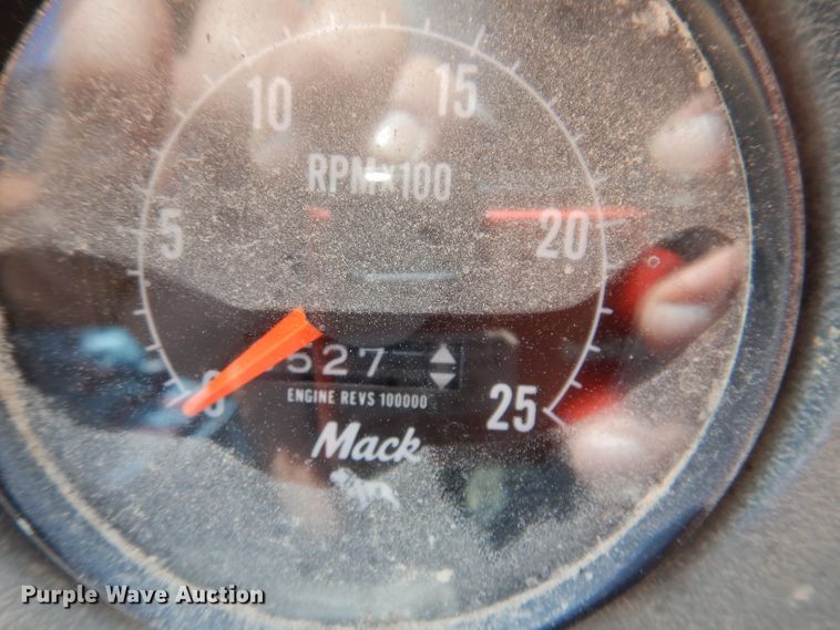 image for item KA9433 1992 Mack RD690S  semi truck