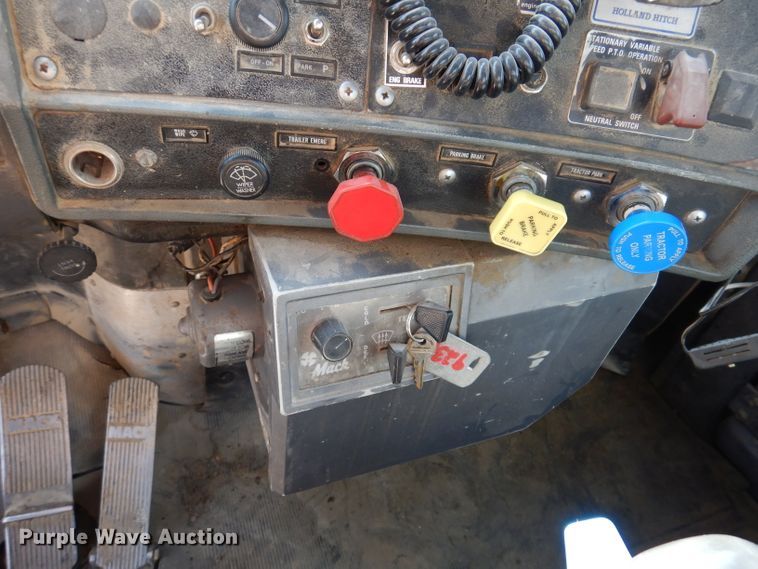 image for item KA9433 1992 Mack RD690S  semi truck