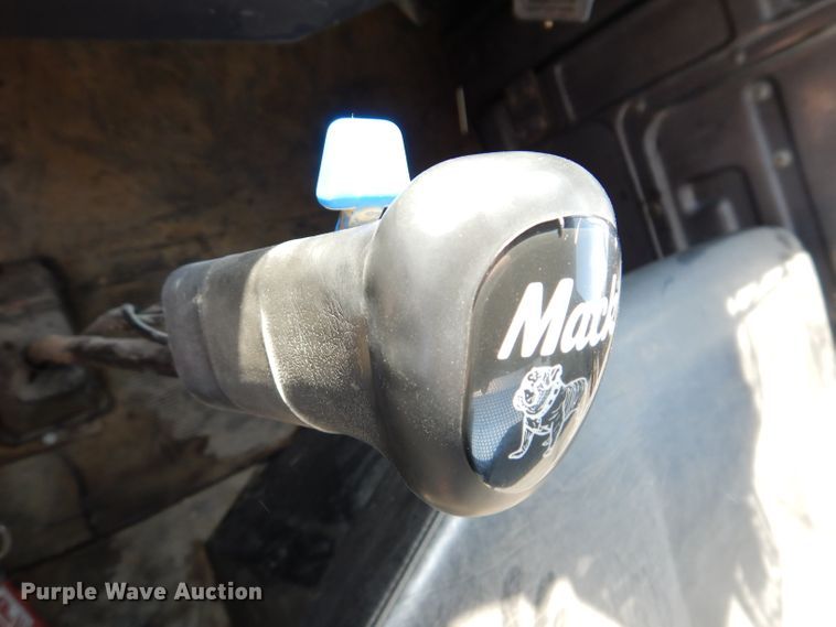 image for item KA9433 1992 Mack RD690S  semi truck