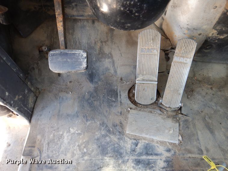 image for item KA9433 1992 Mack RD690S  semi truck