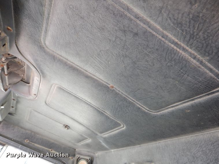 image for item KA9433 1992 Mack RD690S  semi truck