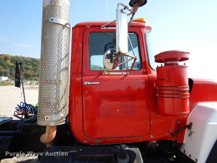 image for item KA9433 1992 Mack RD690S  semi truck