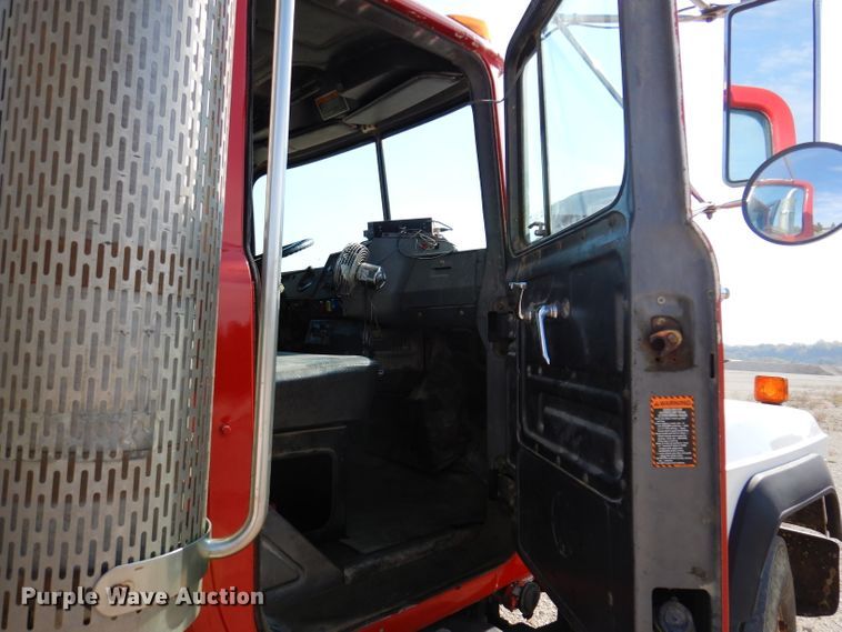 image for item KA9433 1992 Mack RD690S  semi truck