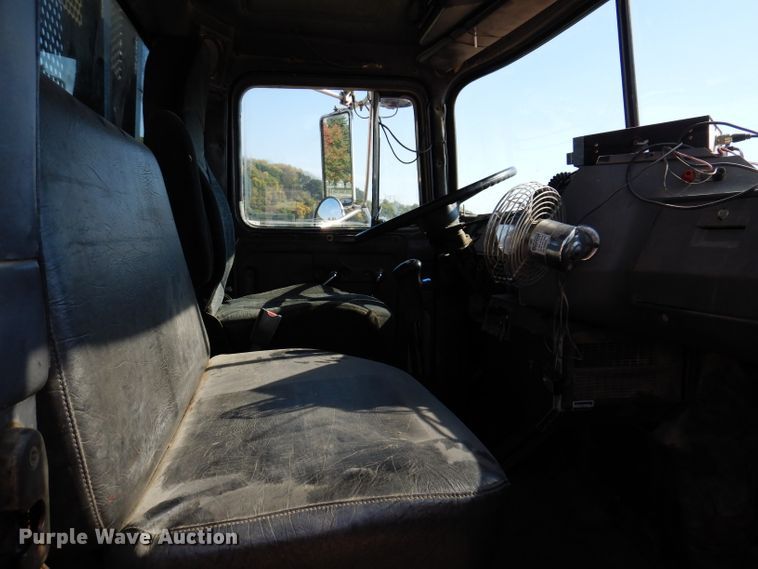 image for item KA9433 1992 Mack RD690S  semi truck