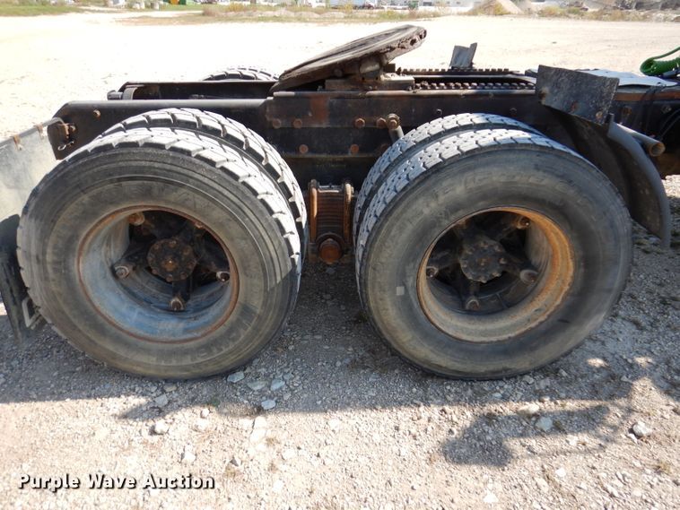 image for item KA9433 1992 Mack RD690S  semi truck