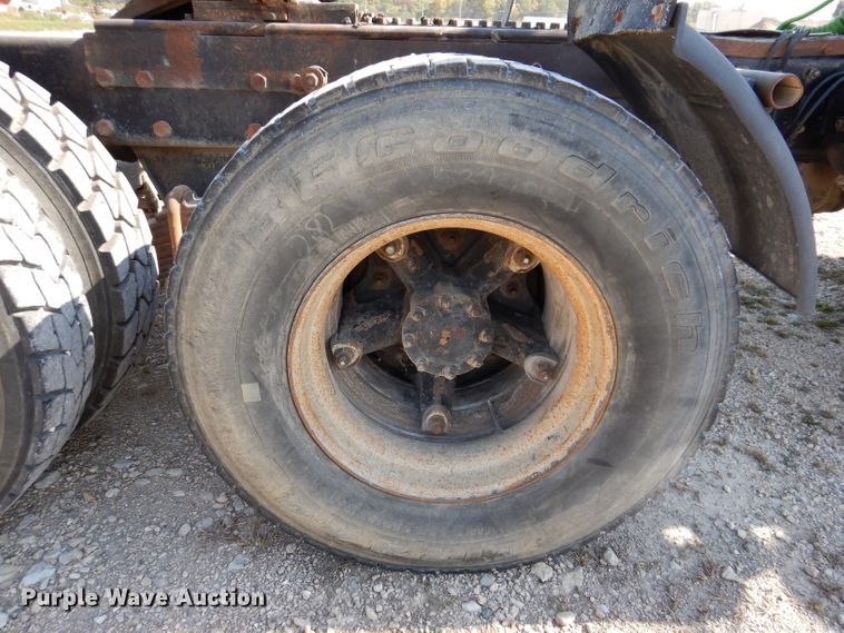 image for item KA9433 1992 Mack RD690S  semi truck