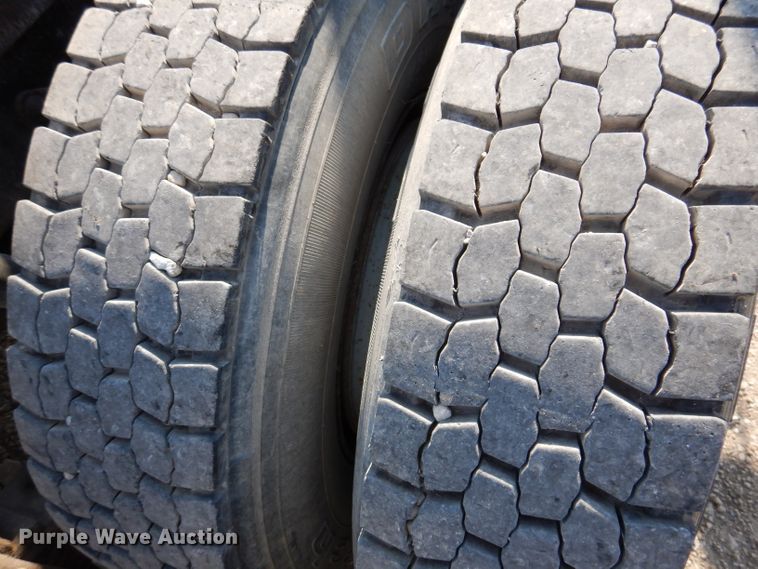 image for item KA9433 1992 Mack RD690S  semi truck