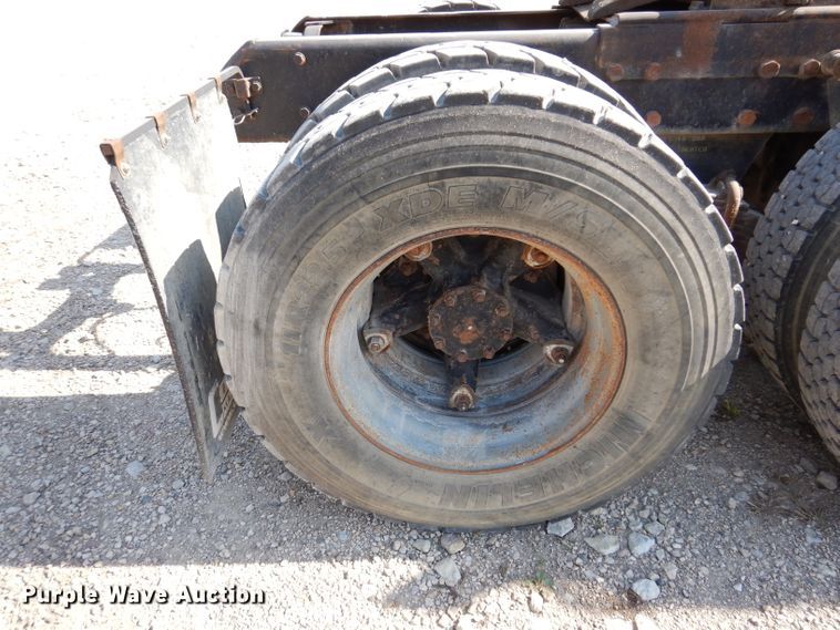 image for item KA9433 1992 Mack RD690S  semi truck