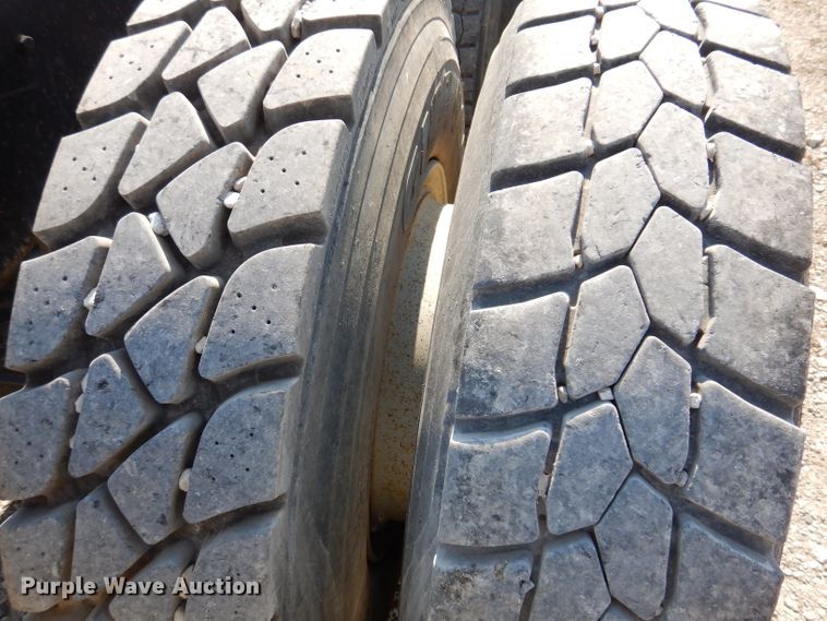 image for item KA9433 1992 Mack RD690S  semi truck