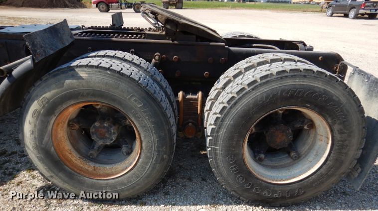 image for item KA9433 1992 Mack RD690S  semi truck