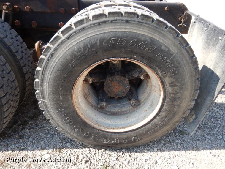 image for item KA9433 1992 Mack RD690S  semi truck