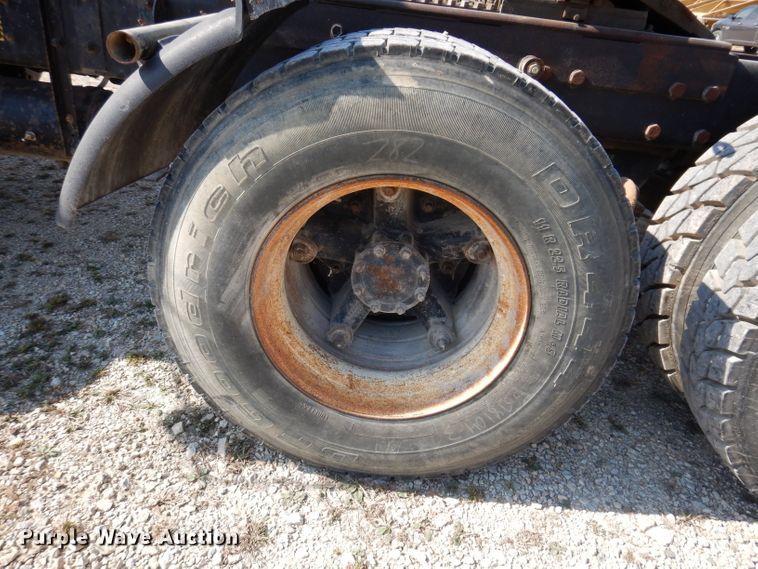 image for item KA9433 1992 Mack RD690S  semi truck