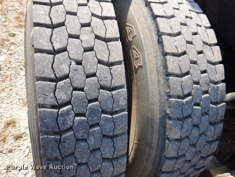 image for item KA9433 1992 Mack RD690S  semi truck