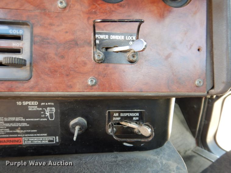 image for item KA9434 1995 International 9200  semi truck