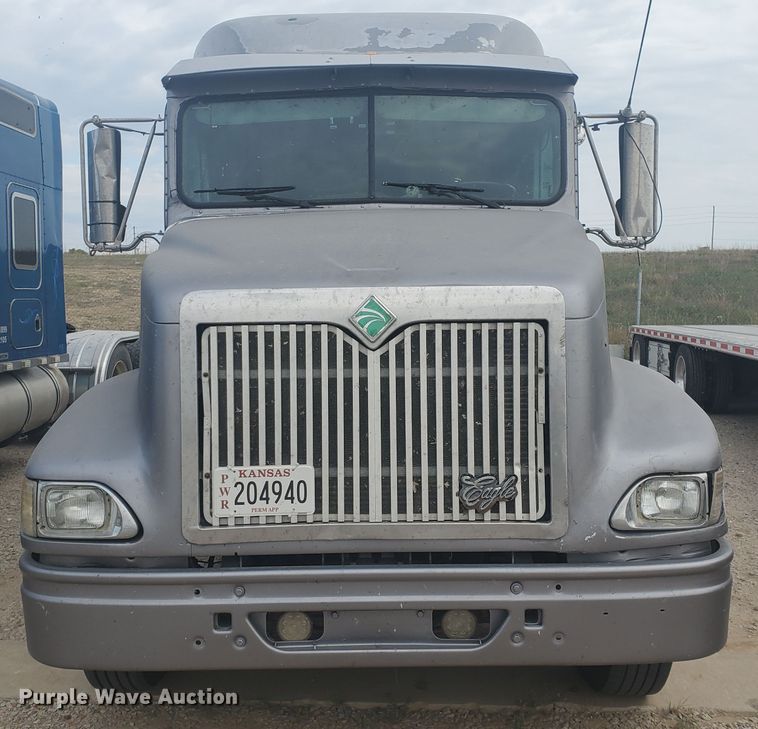 image for item KC9562 1999 International 9200  semi truck