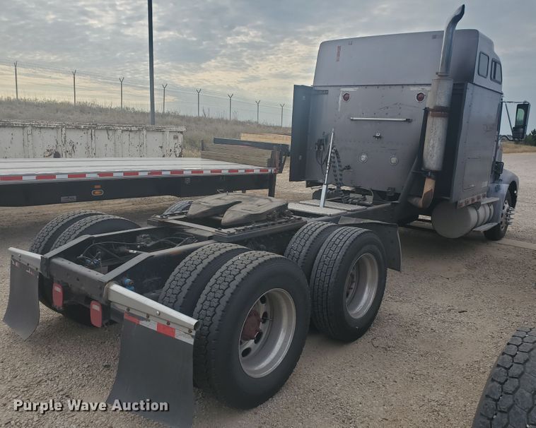 image for item KC9562 1999 International 9200  semi truck