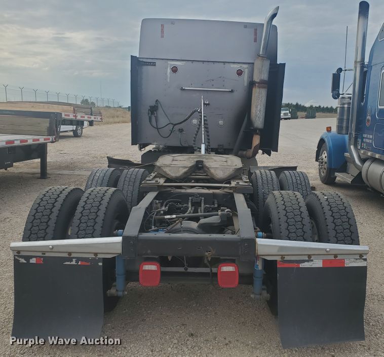 image for item KC9562 1999 International 9200  semi truck