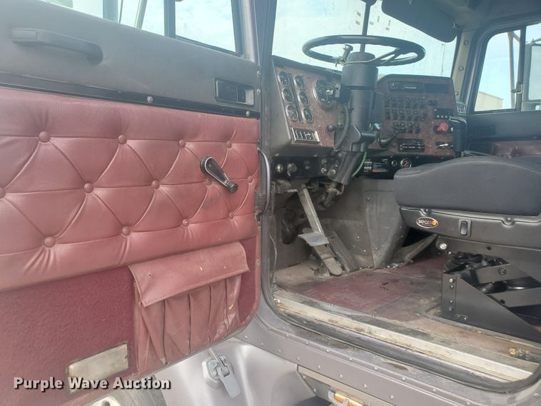 image for item KC9562 1999 International 9200  semi truck