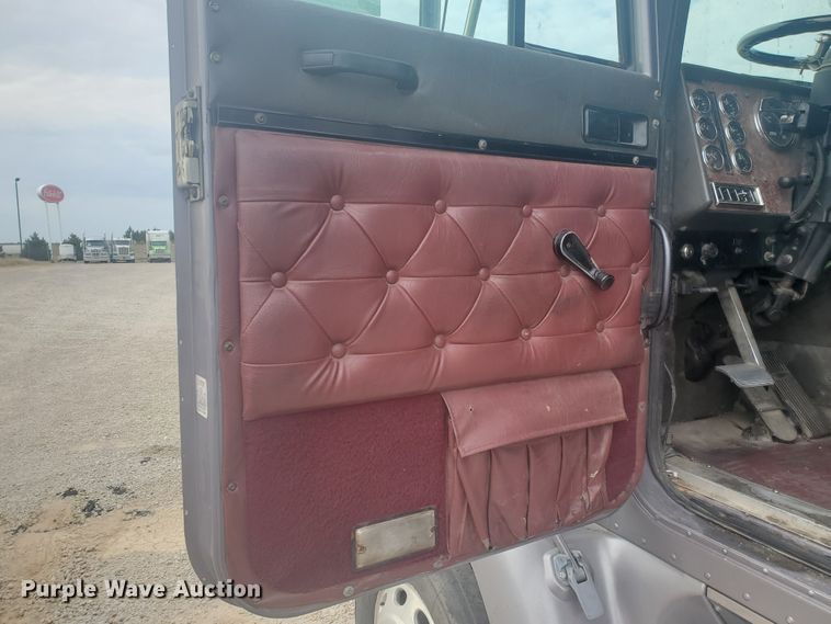 image for item KC9562 1999 International 9200  semi truck