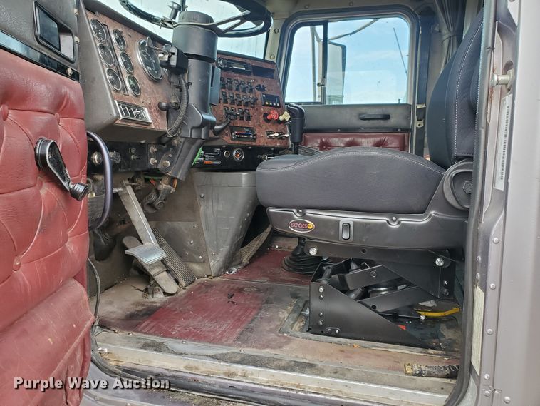 image for item KC9562 1999 International 9200  semi truck