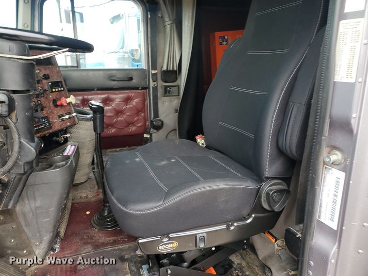 image for item KC9562 1999 International 9200  semi truck