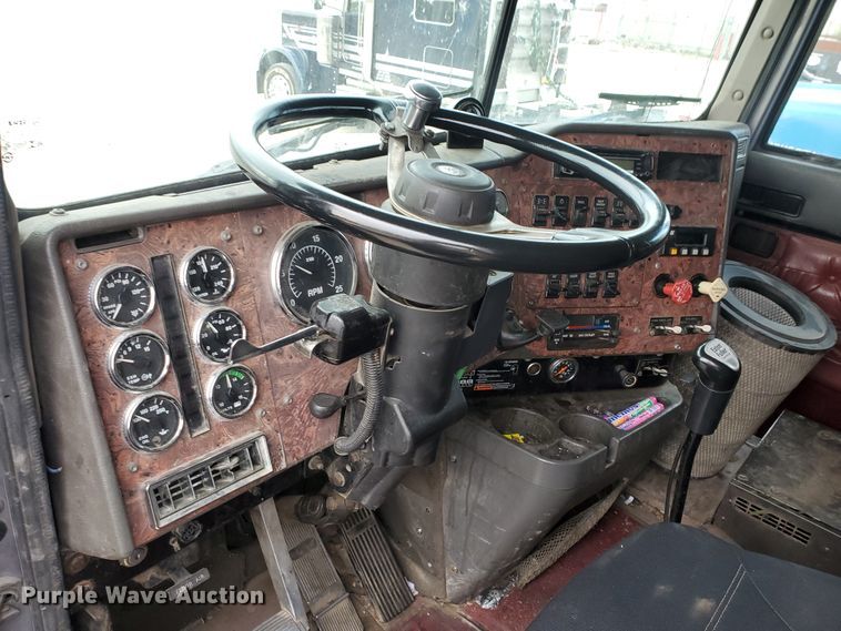 image for item KC9562 1999 International 9200  semi truck