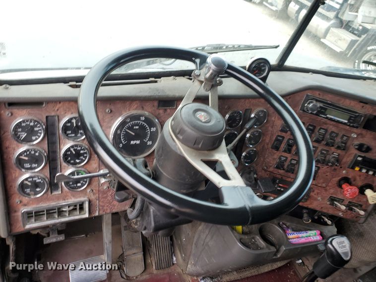 image for item KC9562 1999 International 9200  semi truck