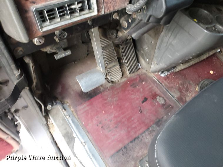 image for item KC9562 1999 International 9200  semi truck