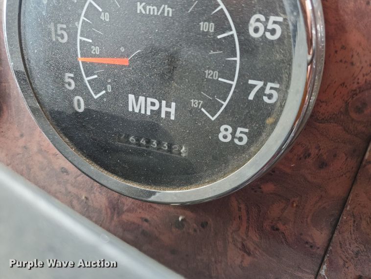 image for item KC9562 1999 International 9200  semi truck