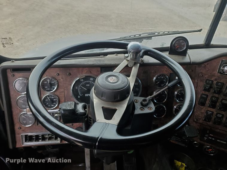 image for item KC9562 1999 International 9200  semi truck