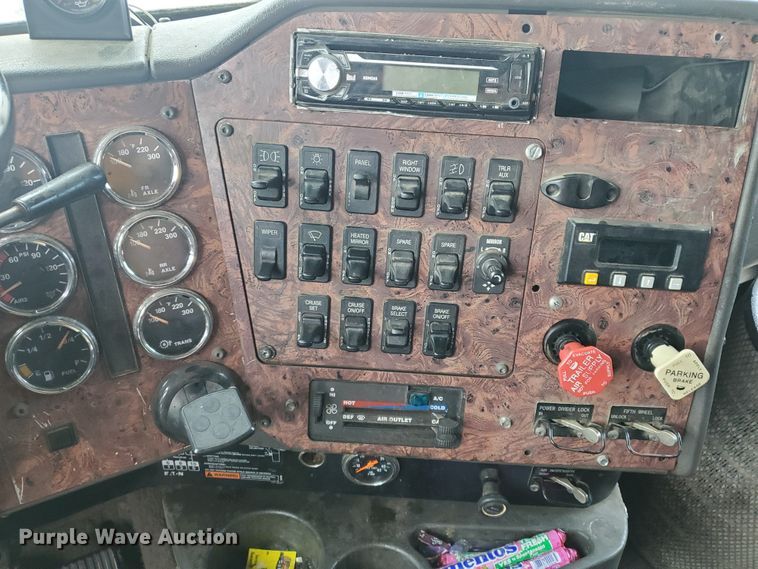 image for item KC9562 1999 International 9200  semi truck