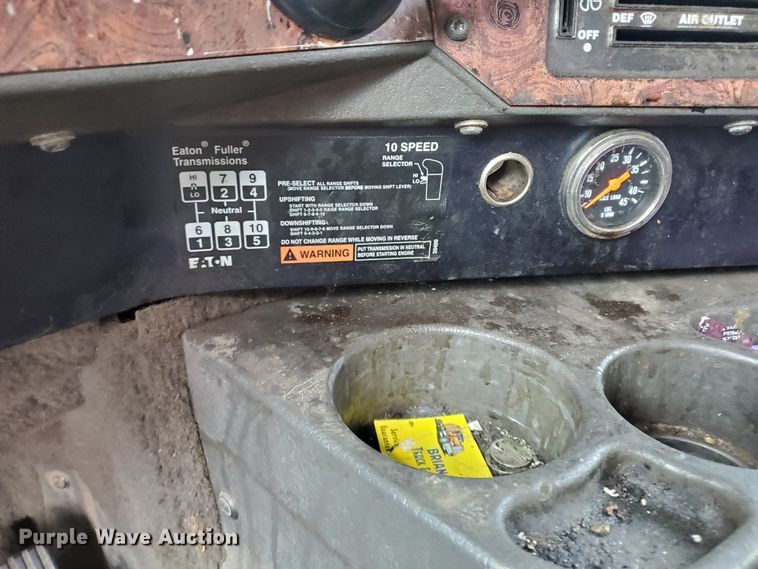 image for item KC9562 1999 International 9200  semi truck