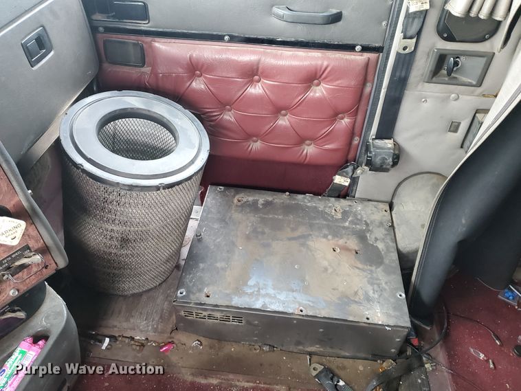 image for item KC9562 1999 International 9200  semi truck