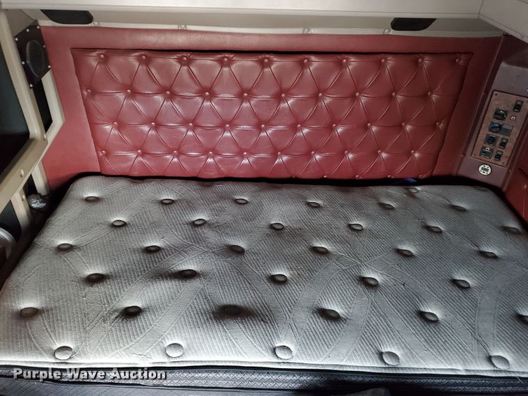 image for item KC9562 1999 International 9200  semi truck