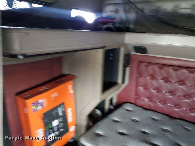 image for item KC9562 1999 International 9200  semi truck