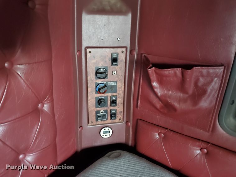 image for item KC9562 1999 International 9200  semi truck