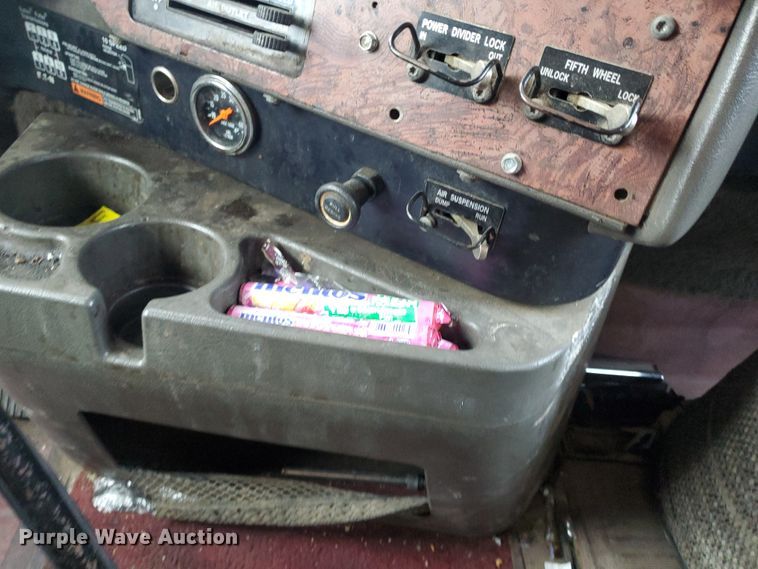 image for item KC9562 1999 International 9200  semi truck