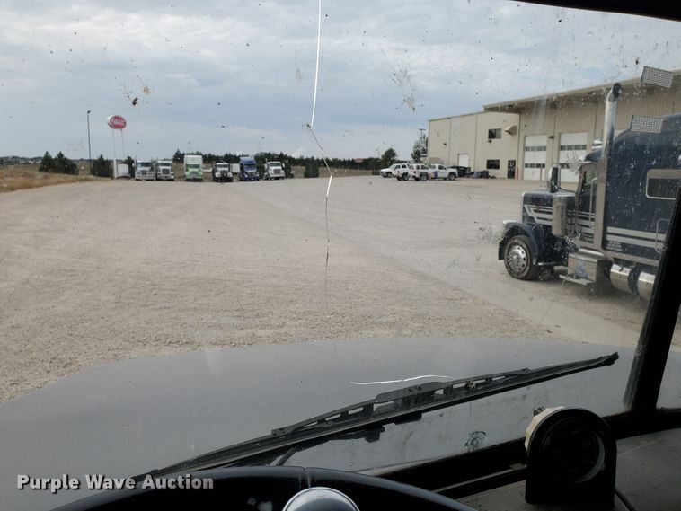 image for item KC9562 1999 International 9200  semi truck