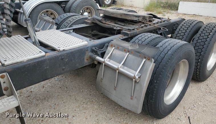 image for item KC9562 1999 International 9200  semi truck