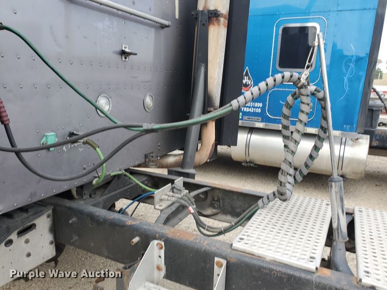 image for item KC9562 1999 International 9200  semi truck