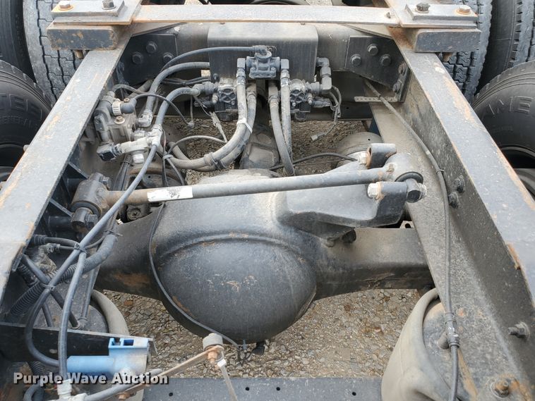 image for item KC9562 1999 International 9200  semi truck