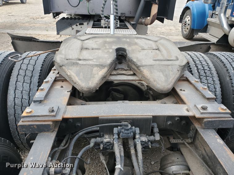 image for item KC9562 1999 International 9200  semi truck