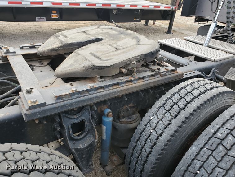 image for item KC9562 1999 International 9200  semi truck