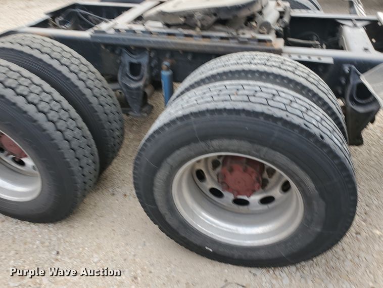 image for item KC9562 1999 International 9200  semi truck