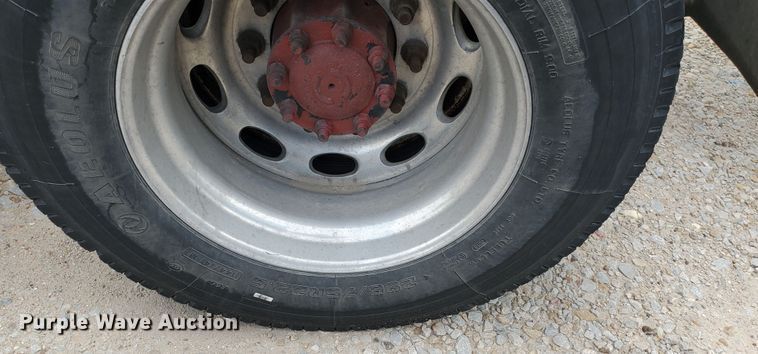 image for item KC9562 1999 International 9200  semi truck