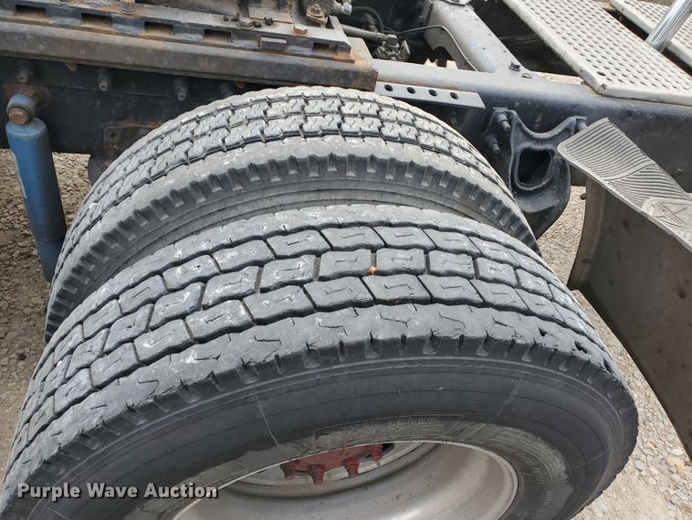 image for item KC9562 1999 International 9200  semi truck